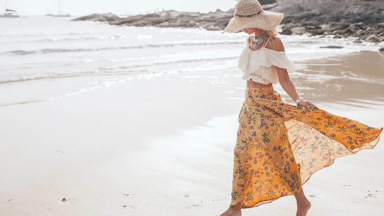 Vestido leve em tons areia moda praia 2026 na praia de Alvor Algarve - Kai Rai